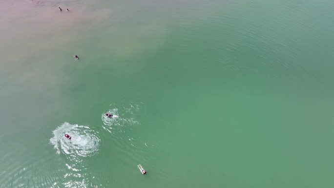 清凉一夏海滩水上休闲划船游泳