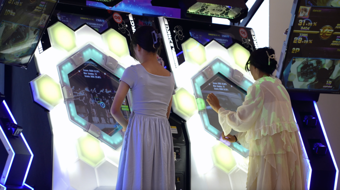 4K玩炫舞机的年轻女孩空镜