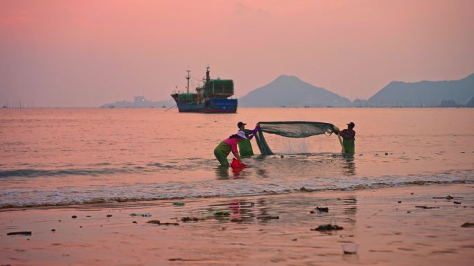 海边渔民赶海 整理渔网