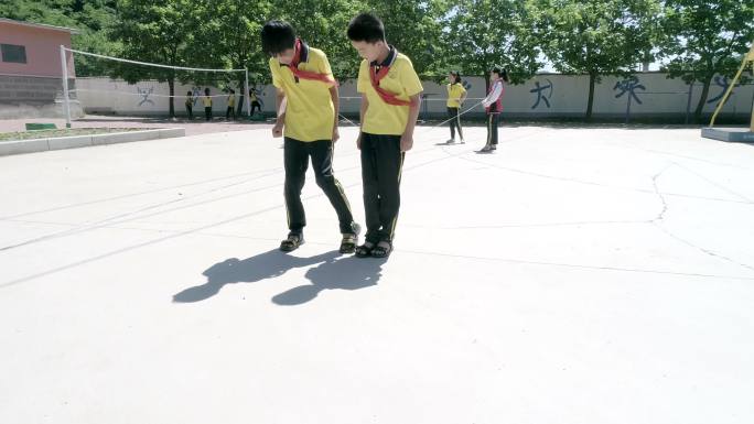 孩子操场活动 大山里的孩子 农村孩子上学