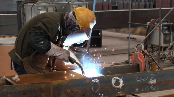 钢铁企业车间正在操作的电焊工