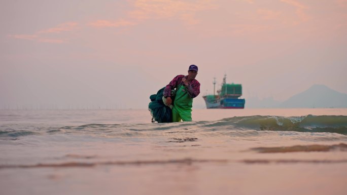 海边渔民 整理渔网