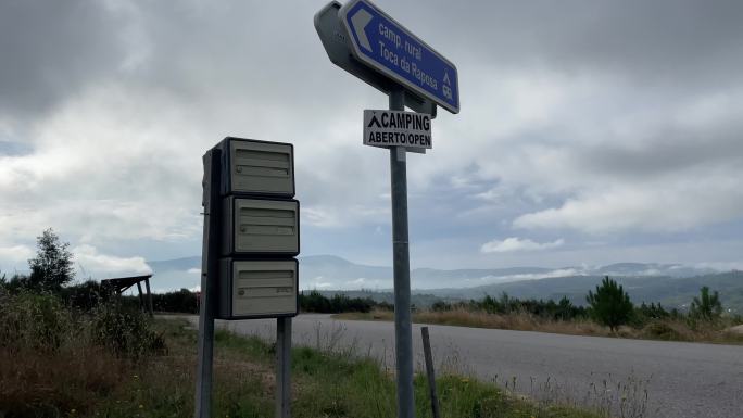 欧洲山路旁的信箱