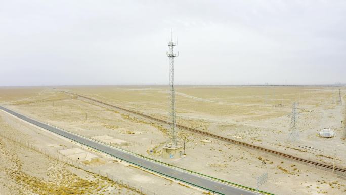 戈壁滩沙漠中的信号塔