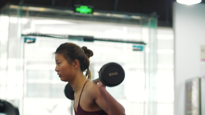 美女健身房锻炼身体撸铁举杠铃