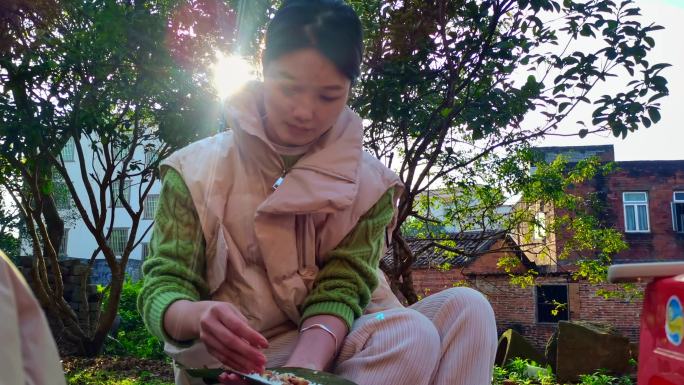 端午节粤西地区乡村美女手工包粽子