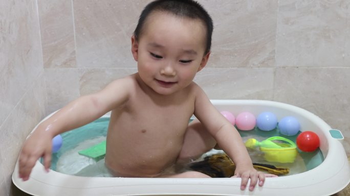 2岁宝宝洗澡开心的玩耍