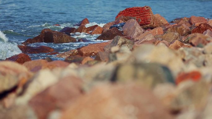 海水涨潮海浪拍打在岩石上