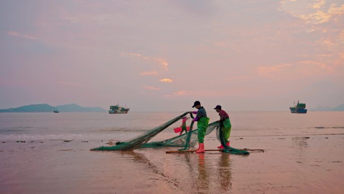 海边渔民整理渔网