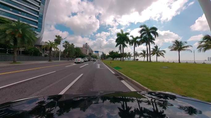 「版权素材」汽车行驶在道路上，海边行驶