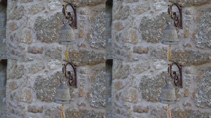 欧洲石头房子门口的铁铃铛