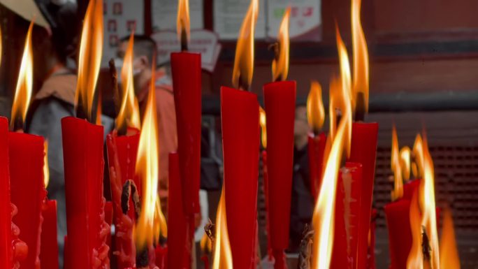 寺庙道观红蜡烛祈福香火游客