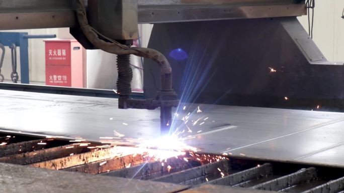 工厂内的气焊切割设备切割钢板