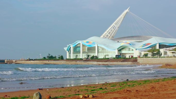 海水涨潮海浪拍打在岩石上