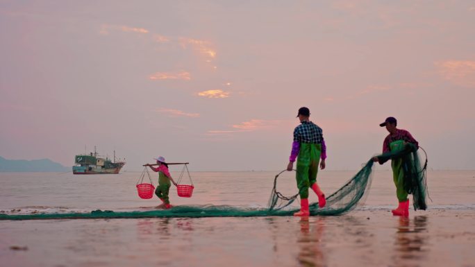 海边渔民赶海 整理渔网