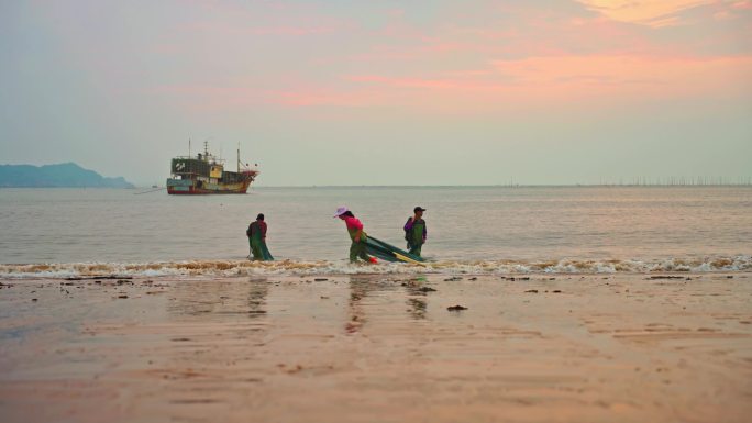 海边渔民 整理渔网