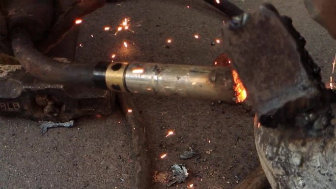 火焰焊枪闪光焊工火花焊接逆光焊枪焊机焊接