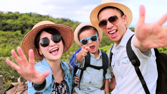 快乐的亚洲家庭关于远足冒险和自私自利
