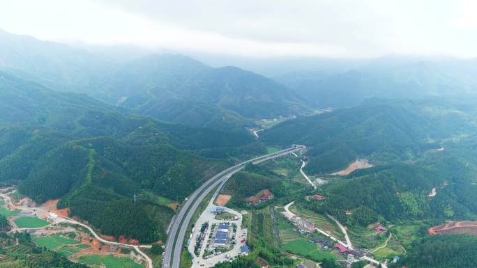 航拍大山中的高速公路