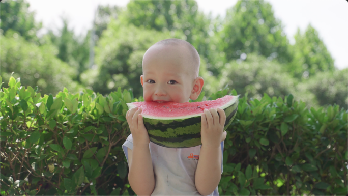 小孩吃西瓜夏季炎热小男孩吃西瓜解暑解渴瓜