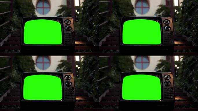 复古电视绿屏户外。放大放大。你可以用你想要的镜头或图片代替绿色屏幕。你可以在《后效》或任何其他视频编