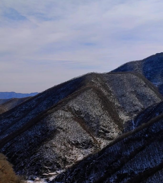 竖屏雪后层次分明的山峰