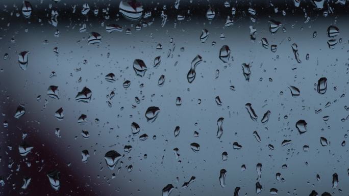 雨水玻璃窗外的雨下雨天窗户玻璃雨滴水珠