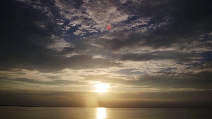 黄昏 夕阳 涌动的云层