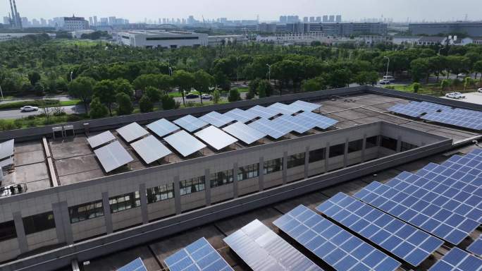 航拍工厂厂房屋顶太阳能光伏发电站