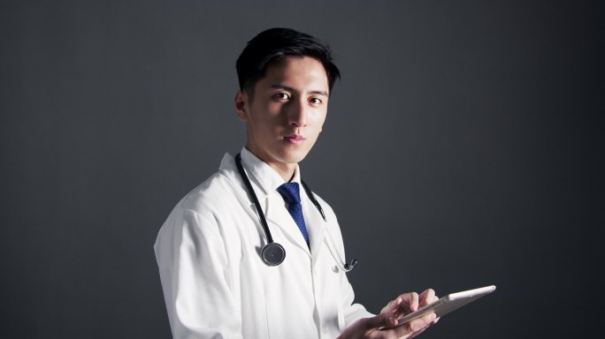 年轻男医生使用平板数字计算机