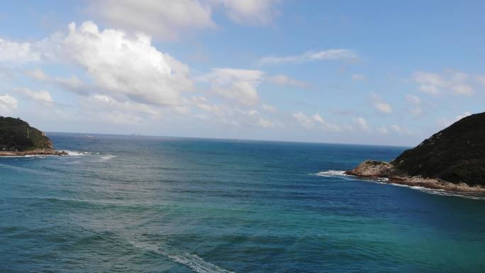 蓝天白云下的大海里，海浪岛屿海天相连