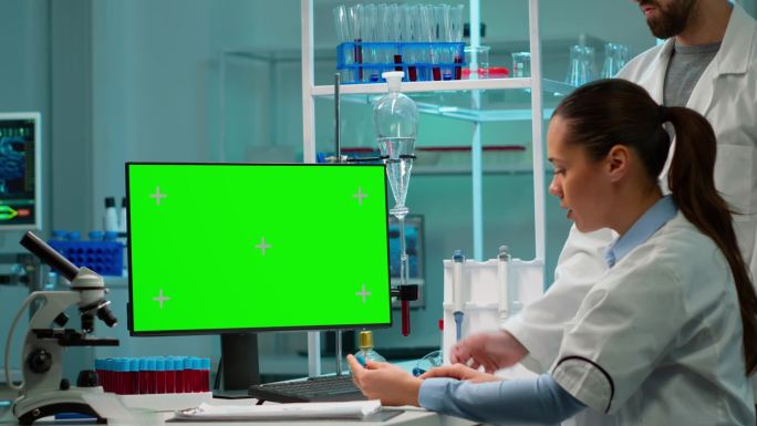 与实验室技术员交谈，与绿色模拟电脑合作的人
