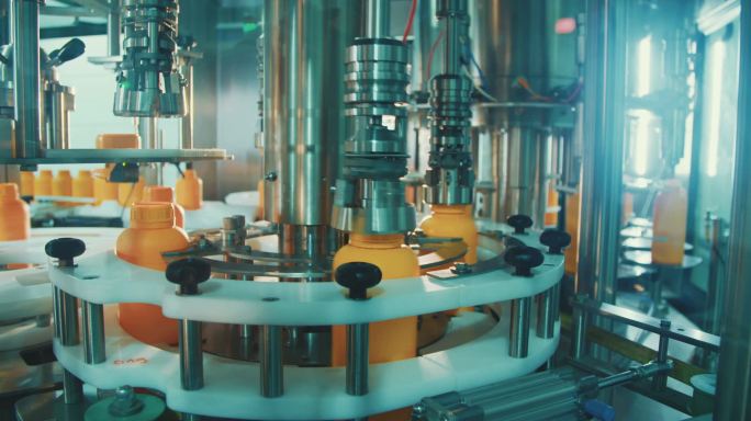 自动化化工瓶生产线中的机器