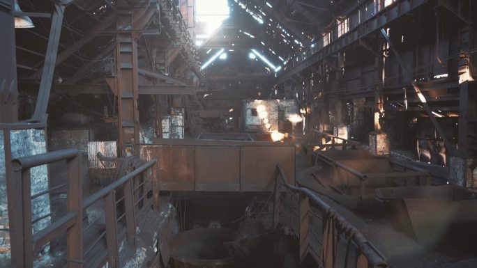 旧锈蚀的工业冶金厂废弃机库、破坏气氛和灾难后