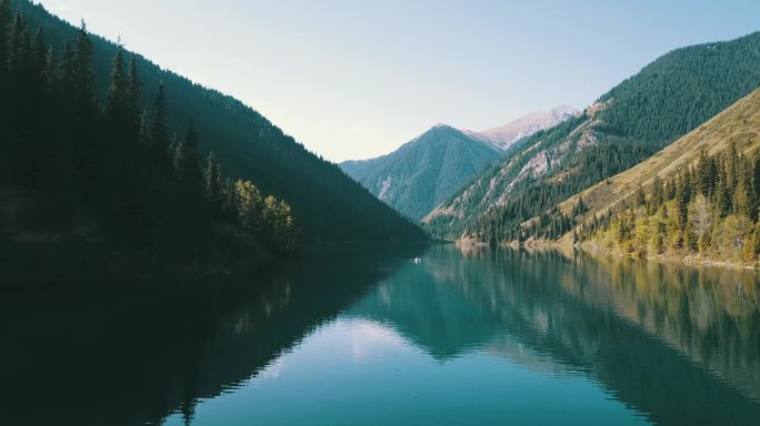 科尔赛湖在青山和群山之间。