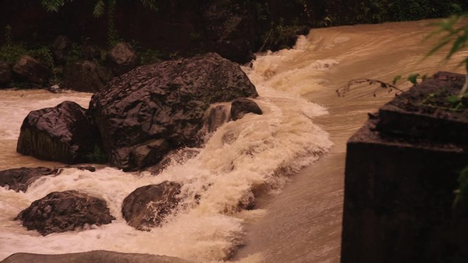 洪水山洪雨季暴雨涨水自然灾害汹涌波涛江水