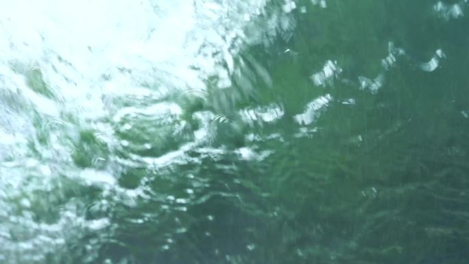 下雨水滴光影唯美东方意境波光粼粼水面空镜