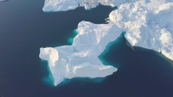 西格陵兰岛迪斯科湾的巨大冰山形式各异。它们的源头是雅库布沙温冰川。这是全球变暖和冰的灾难性融化现象的