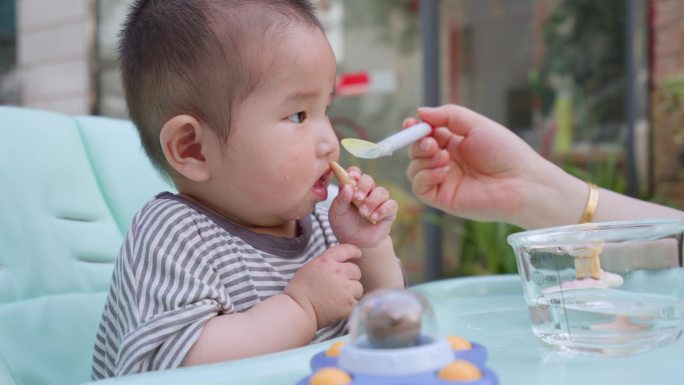 给宝宝喂辅食