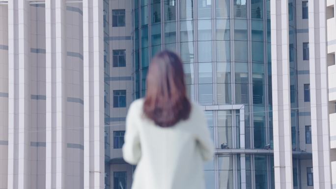 女子走进学校