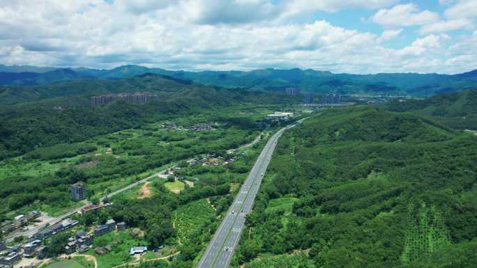 高速公路穿越大山绿色森林