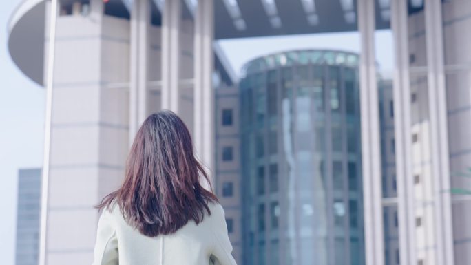 女子走进学校上台阶慢动作