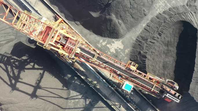 航拍-煤炭万吨堆场装载机作业