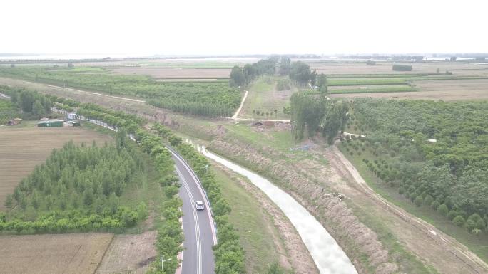 乡村河堤小路行车