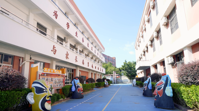 学校操场，学校教学楼，校园环境