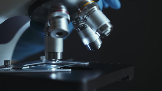 作物特写镜头显微镜在实验室里，科学家正在进行研究检查