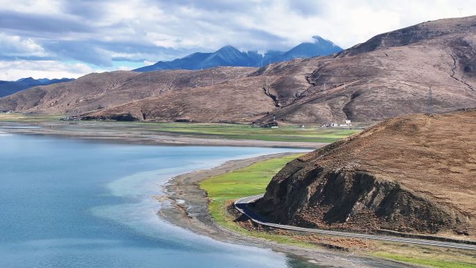 西藏湖边玛旁雍错雅鲁藏布江源头高原风光