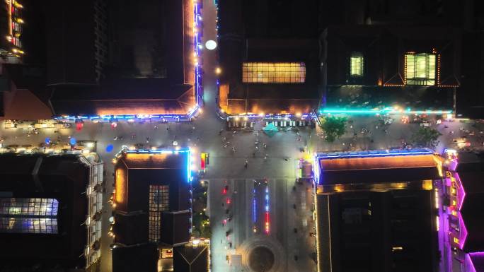 航拍俯瞰烟台市芝罘区朝阳街的夜景游客