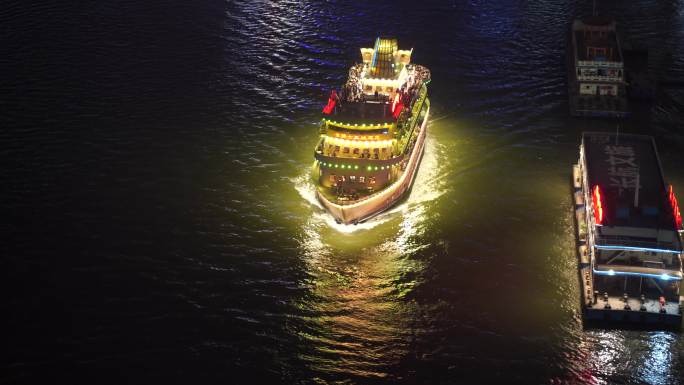 俯拍游船轮船重庆嘉陵江夜晚游轮