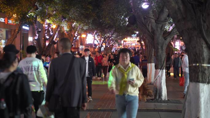 重庆夜晚街道人群人流解放碑全国示范步行街